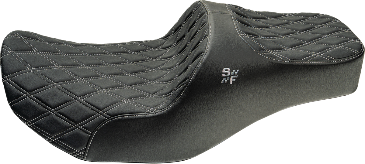 Slyfox Chariot Seat – Silver Double Diamond Stitch – Silver Logo – FLH/FLT '23.5-'26 – view 3