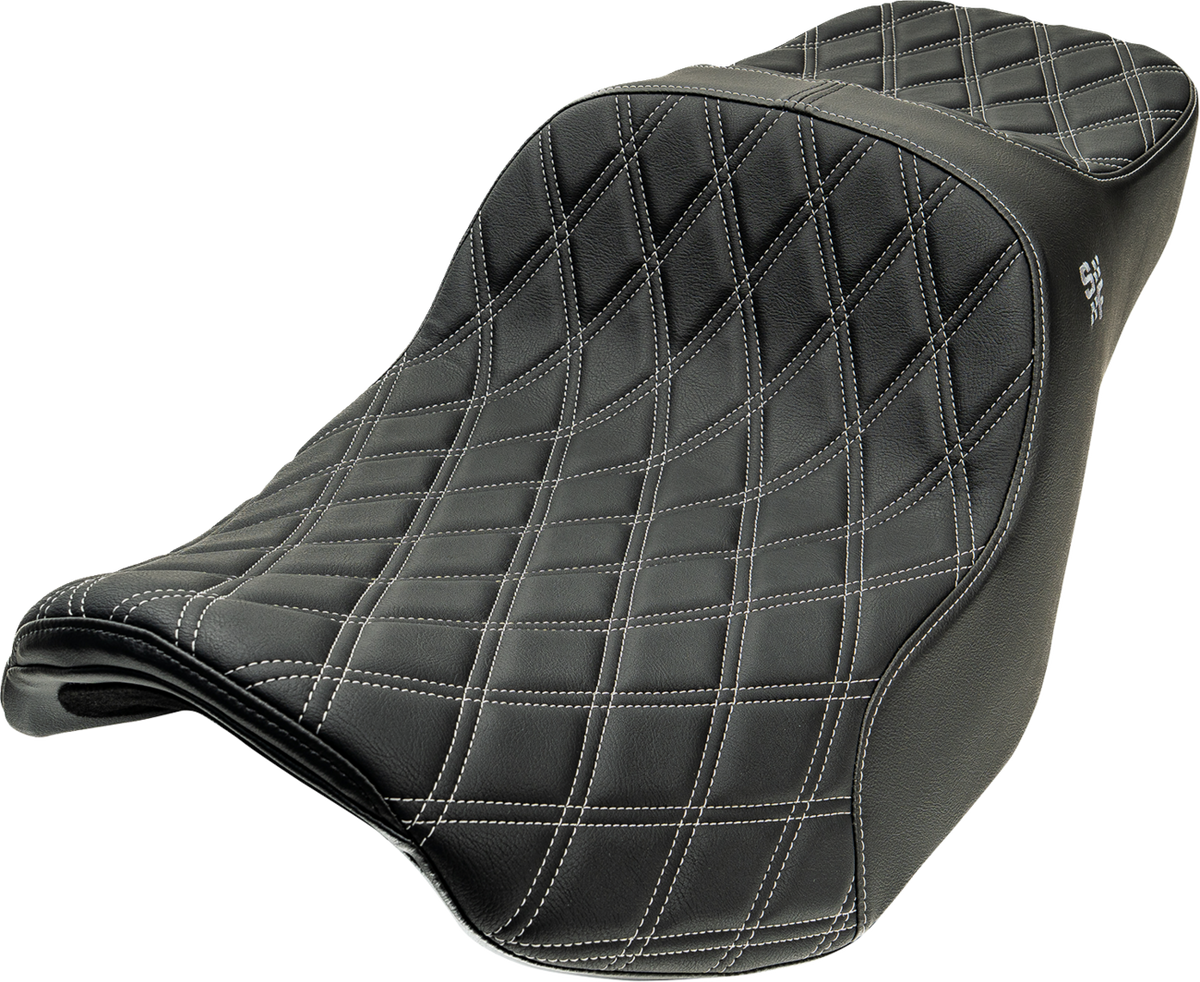 Slyfox Chariot Seat – Silver Double Diamond Stitch – Silver Logo – FLH/FLT '09-'23.5