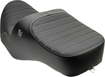 Slyfox Chariot Seat – Silver Classic Stitch – Silver Logo – FLH/FLT '23.5-'26 – view 3