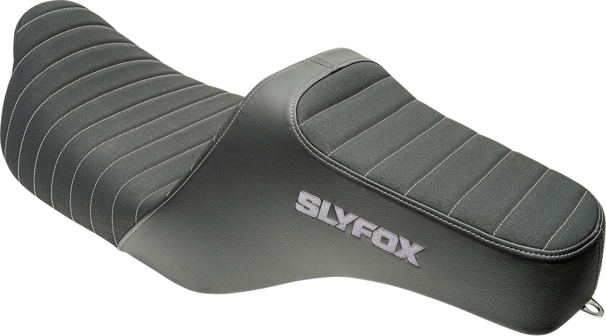 Slyfox Highnoon Seat – Vinyl – Classic Stitch – Silver Logo – FLH/FLT '08-'24 – view 2