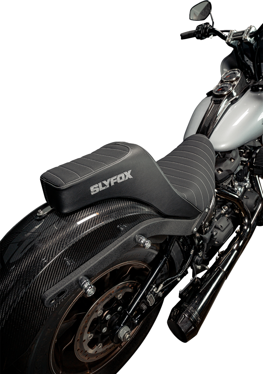 Slyfox High Noon Seat – Vinyl – Classic Stitch – Silver Logo – FL/FX '18-'24 – view 6