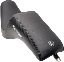 Slyfox Drifter Seat – Gray Logo – Black Vinyl w/ Slipstop – Carbon Fiber – Dyna '96-'03 – view 2