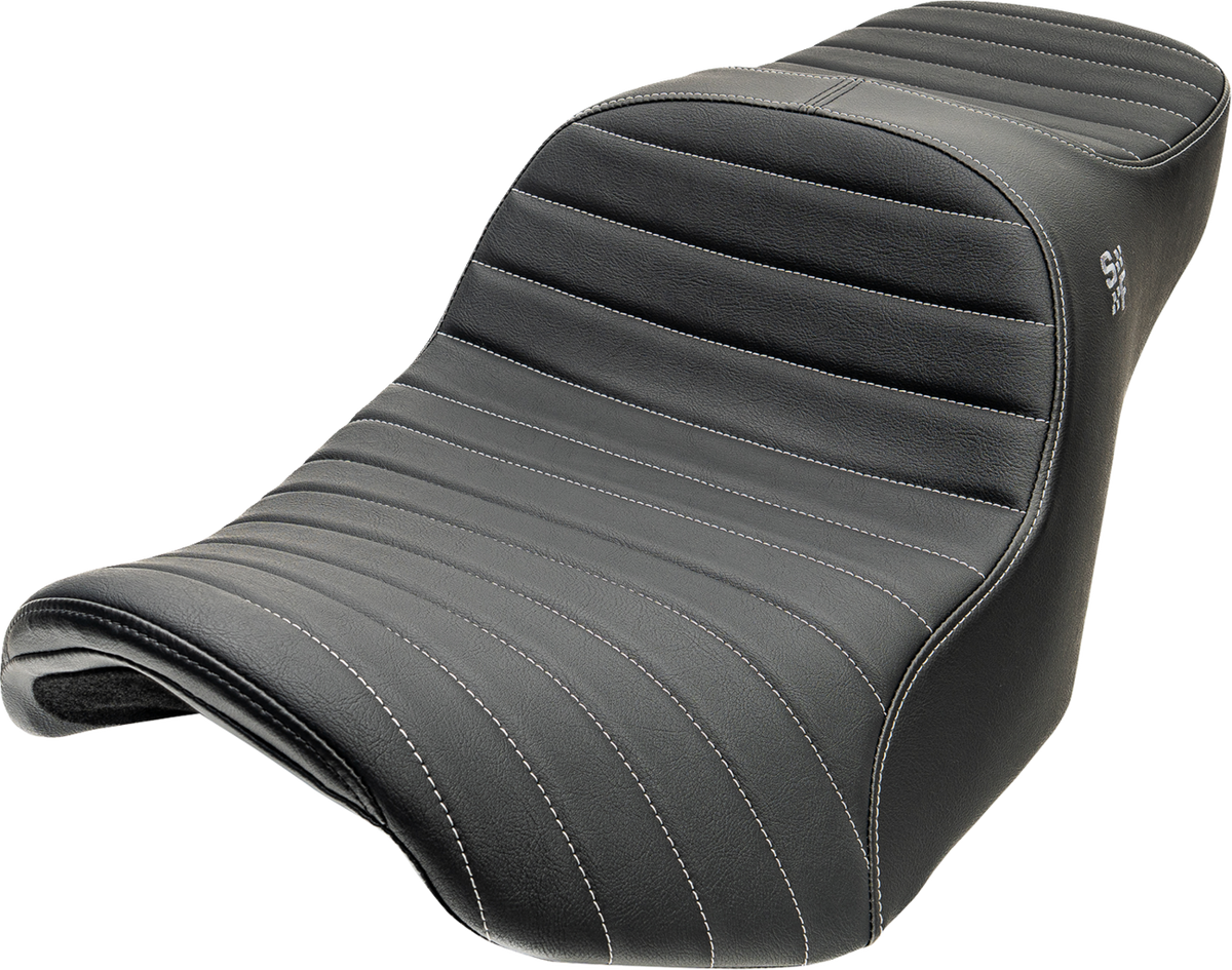 Slyfox Chariot Seat – Silver Classic Stitch – Silver Logo – FLH/FLT '09-'23.5