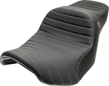Slyfox Chariot Seat – Silver Classic Stitch – Silver Logo – FLH/FLT '09-'23.5
