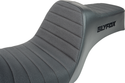 Slyfox High Noon Seat – Vinyl – Classic Stitch – Black Logo – Dyna '06-'17 – view 3
