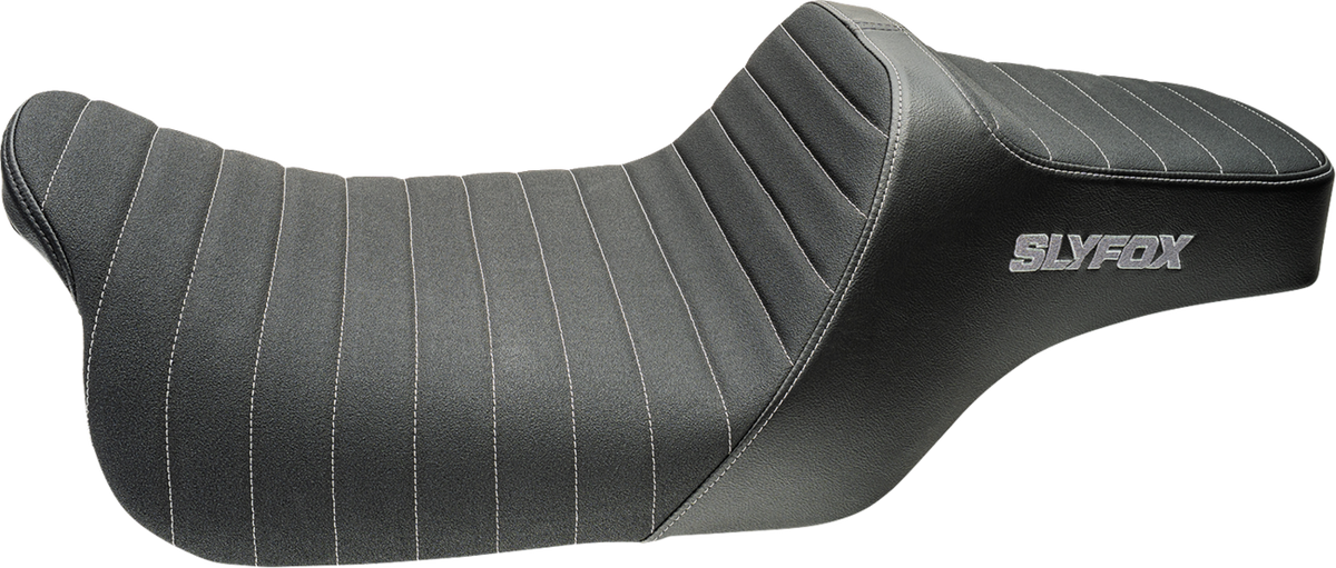 Slyfox Highnoon Seat – Vinyl – Classic Stitch – Silver Logo – FLH/FLT '08-'24