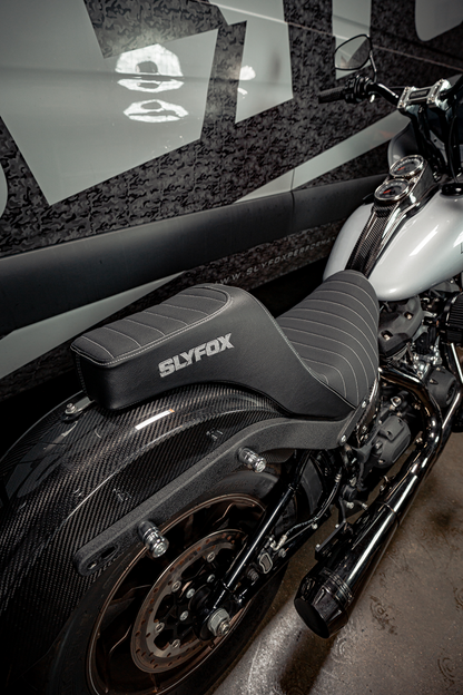 Slyfox High Noon Seat – Vinyl – Classic Stitch – Silver Logo – FL/FX '18-'24 – view 7