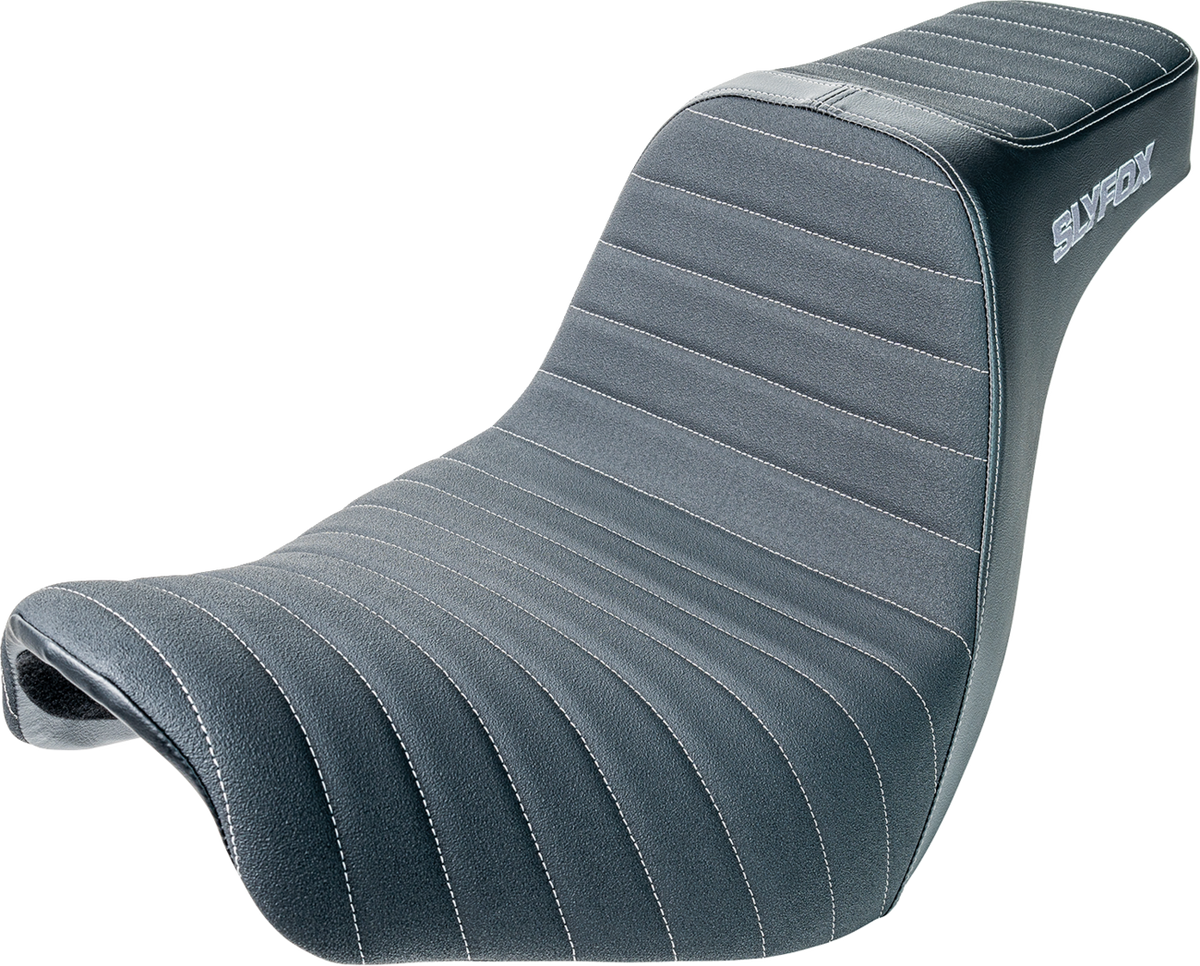 Slyfox High Noon Seat – Vinyl – Classic Stitch – Silver Logo – FL/FX '18-'24 – view 2
