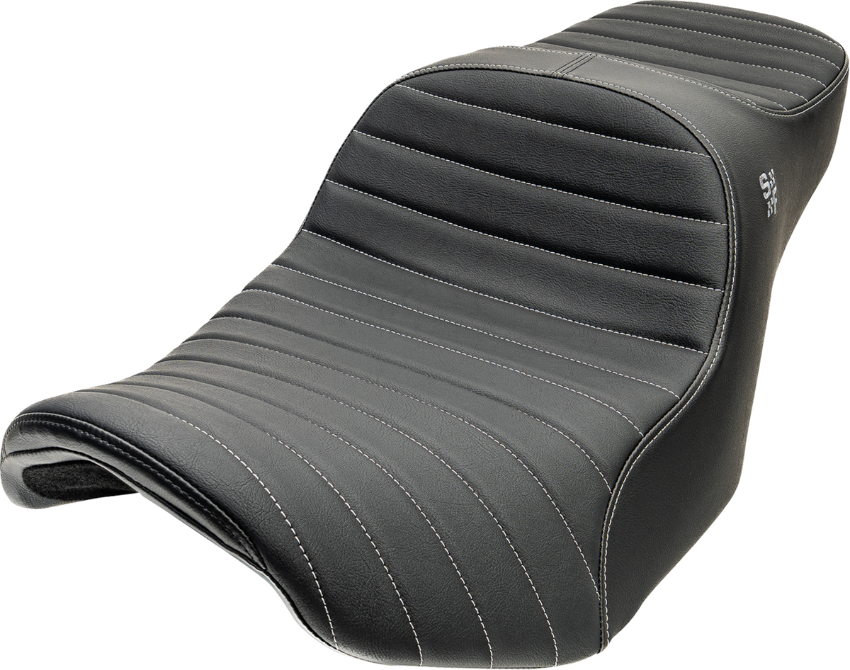 Slyfox Chariot Seat – Silver Classic Stitch – Silver Logo – FLH/FLT '23.5-'26