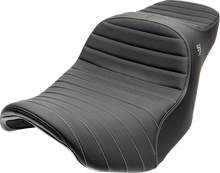 Slyfox Chariot Seat – Silver Classic Stitch – Silver Logo – FLH/FLT '23.5-'26