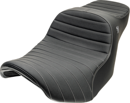 Slyfox Chariot Seat – Silver Classic Stitch – Silver Logo – FLH/FLT '23.5-'26