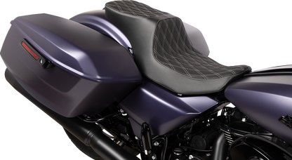 Drag Specialties Predator 2-Up Seat – Vinyl – Double Diamond Silver Stitch – w/o Backrest – FLTR/FLHX '23-'24 – view 3